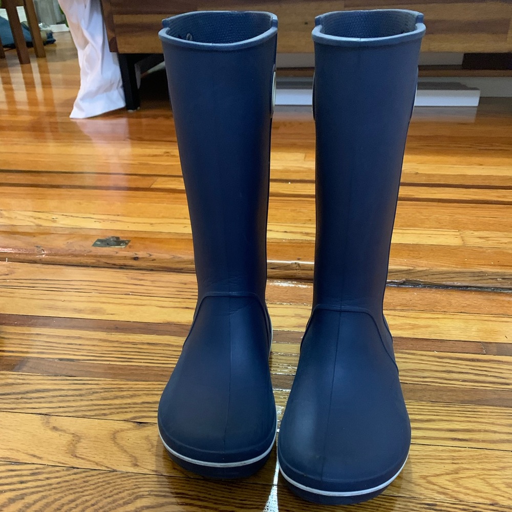 Crocs rain boots barely worn. Size 7.